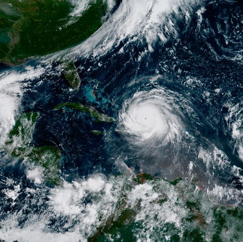 Das Satellitenbild zeigt das Zentrum von Hurrikan "Irma" nördlich der Insel Hispaniola. Links ist Hurrikan "Katia" im Golf von Mexiko und rechts Hurrikan "Jose" auf dem Atlantischen Ozean zu sehen.