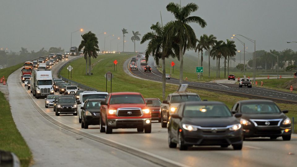 Wagenkolonnen in Florida: Viele Menschen machen sich auf Richtung Norden.