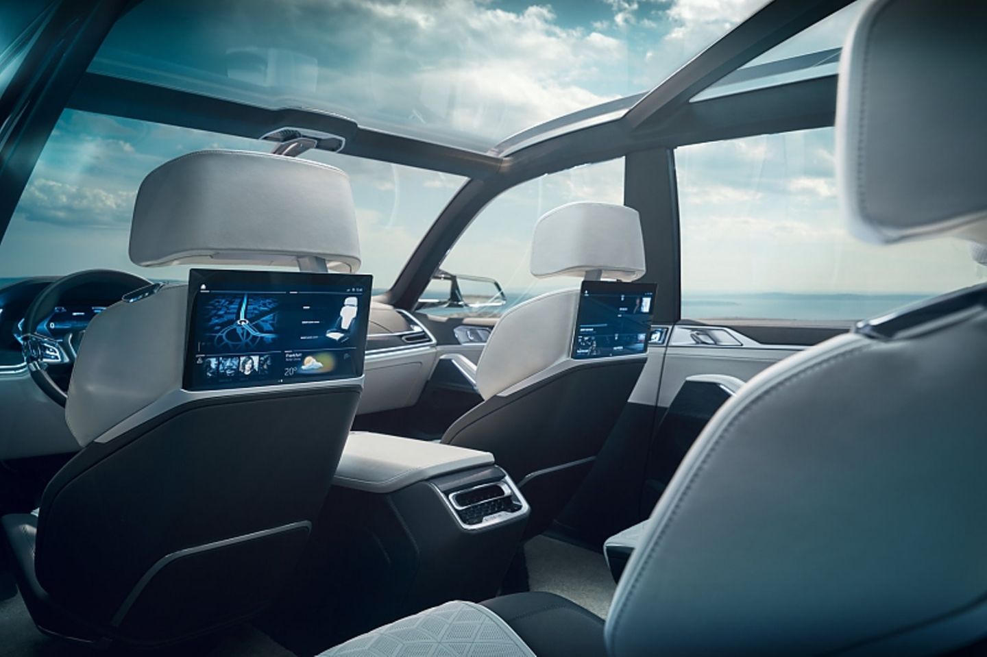 BMW X7 Concept 2017 - Bildschirme natürlich auch im Fond