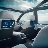 BMW X7 Concept 2017 - Bildschirme natürlich auch im Fond