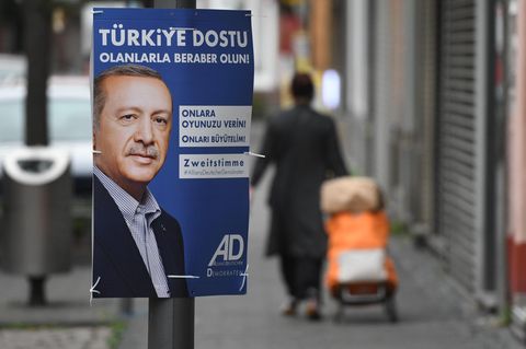Der türkische Präsident Erdogan auf Wahlplakaten in Köln