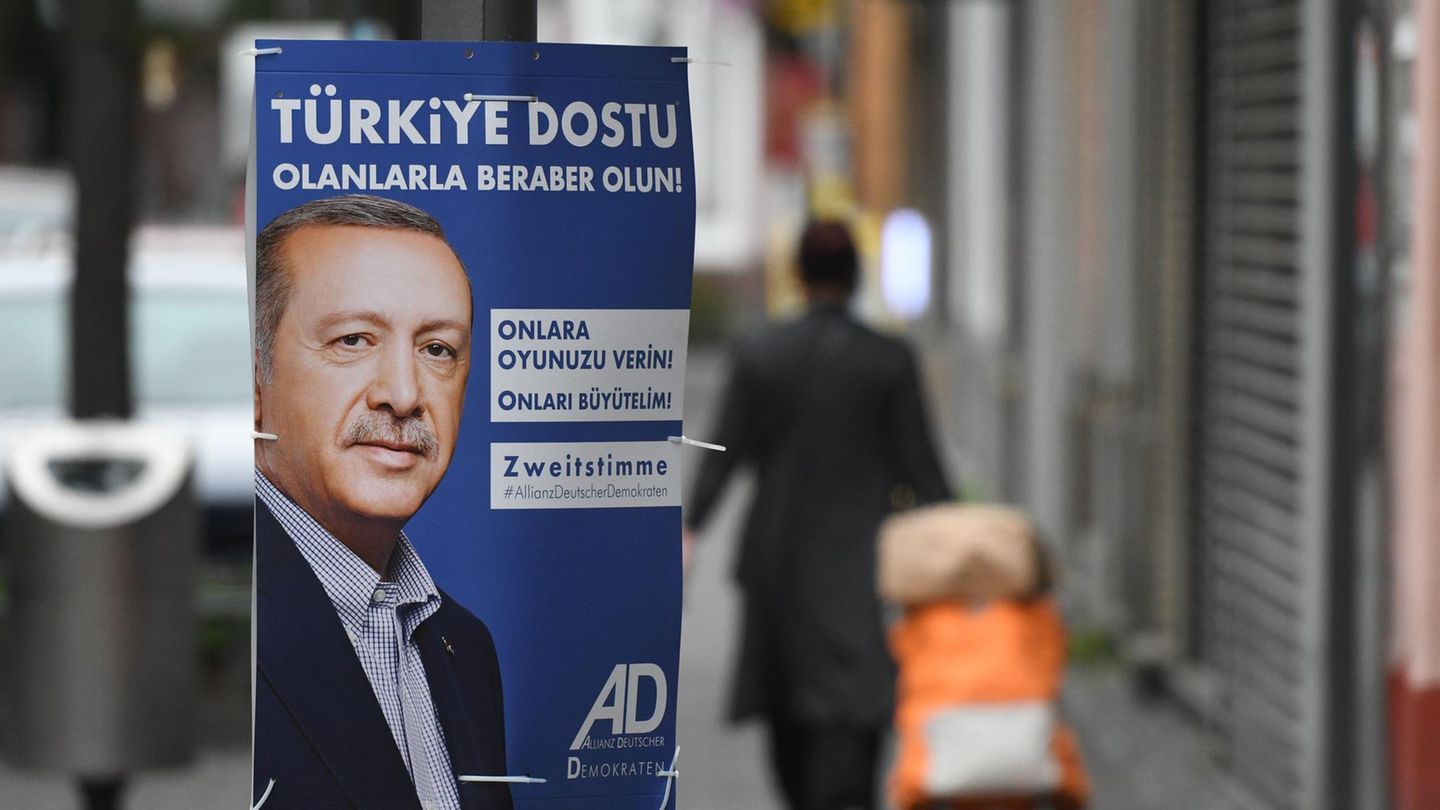 Der türkische Präsident Erdogan auf Wahlplakaten in Köln