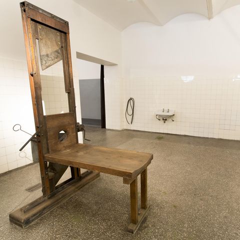 Guillotine im Museumsteil des Prager Pankrác-Gefängnisses
