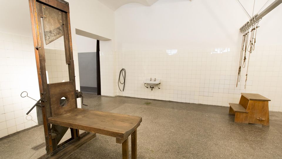 Guillotine im Museumsteil des Prager Pankrác-Gefängnisses