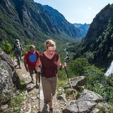 Der Wasserfall der Calnègia: Das zwölf Kilometer lange Bavonatal ist ein typisches Trogtal, durch das nur eine kleine Straße führt. Der Wanderweg Sentiero Cristallina führt in drei Etappen von Airolo im Bedrettotal  nach Bignasco, wo die Bavona in die Maggia mündet.