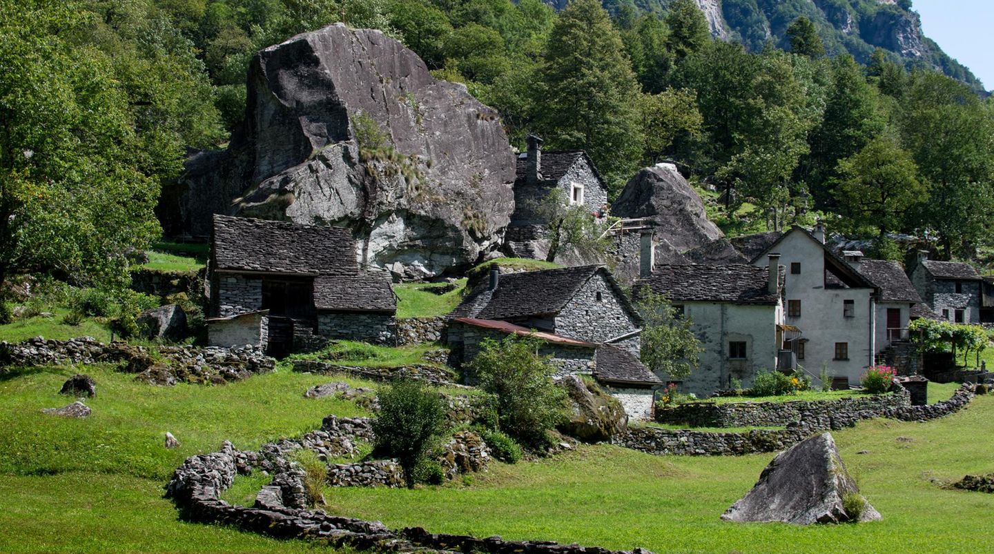 Blick auf den Dorfkern des Weilers Sabbione mit seinen Unterbauten im Fels. Sabbione liegt im Val Bavona, einem Seitental des Maggiatals nordwestlich von Locarno.