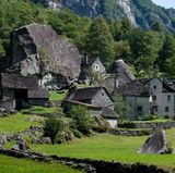 Blick auf den Dorfkern des Weilers Sabbione mit seinen Unterbauten im Fels. Sabbione liegt im Val Bavona, einem Seitental des Maggiatals nordwestlich von Locarno.