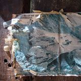 Eine ausgeblichene Fotografie als Wandschmuck: Ziegen tummeln sich auf dem Dach der Splüi Bela