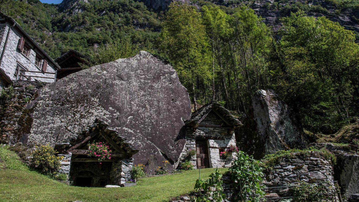Hier gibt es mehrere Wohn- und Vorratsbauten, die aus den Hohlräumen unter großen Felsbrocken entstanden.