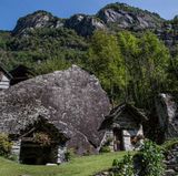 Hier gibt es mehrere Wohn- und Vorratsbauten, die aus den Hohlräumen unter großen Felsbrocken entstanden.