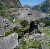 Bild 1 von 9 der Fotostrecke zum Klicken:  Unter einer riesigen Granitplatte im Tessiner Bavonatal entstand die natürliche Felswohnung mit Stallungen, eine sogenannte Splüi.