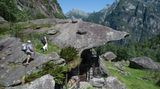 Bild 1 von 9 der Fotostrecke zum Klicken:  Unter einer riesigen Granitplatte im Tessiner Bavonatal entstand die natürliche Felswohnung mit Stallungen, eine sogenannte Splüi.
