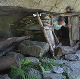 Eingang zur Splüi Bela: Die Jahrhunderte alte Konstruktion einer Splüi passt sich den geologischen Gegebenheiten an.