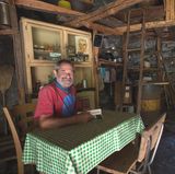 Dem Alphirt Arnoldo Dado diente die Splüia Bela im Calnegiatal bis 1987 als Unterkunft. Im Bild sitzt sein Sohn Siro im Wohnzimmer.