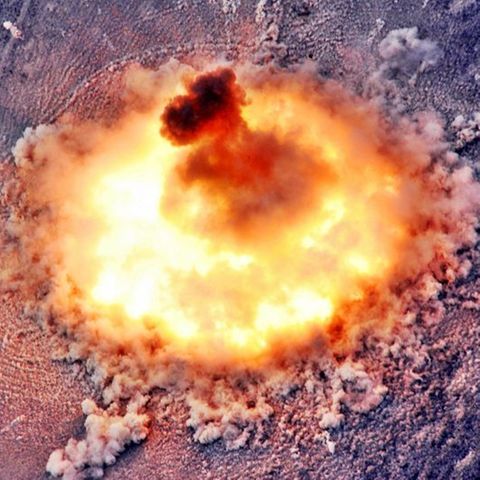 Das Foto zeigt Explosion und die beginnende Druckwelle des Vaters aller Bomben.
