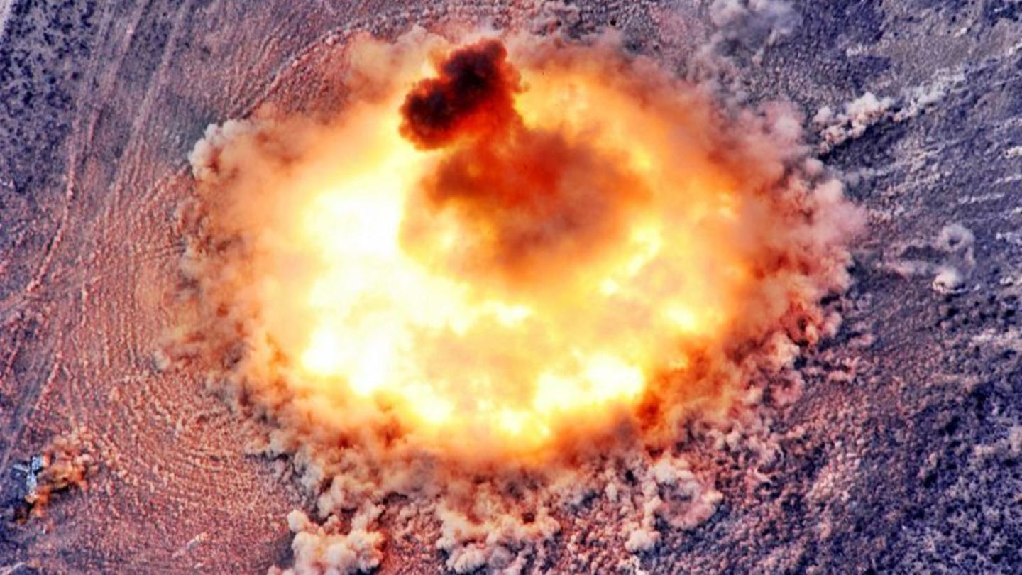 Das Foto zeigt Explosion und die beginnende Druckwelle des Vaters aller Bomben.