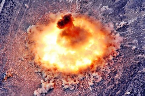 Das Foto zeigt Explosion und die beginnende Druckwelle des Vaters aller Bomben.