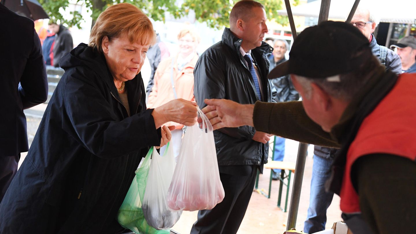 Angela Merkels Wagen in Vorpommern mit Tomaten beworfen