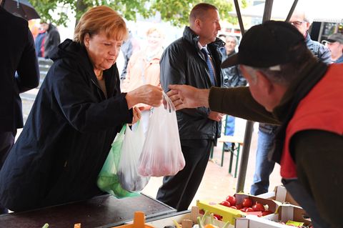 Angela Merkels Wagen in Vorpommern mit Tomaten beworfen