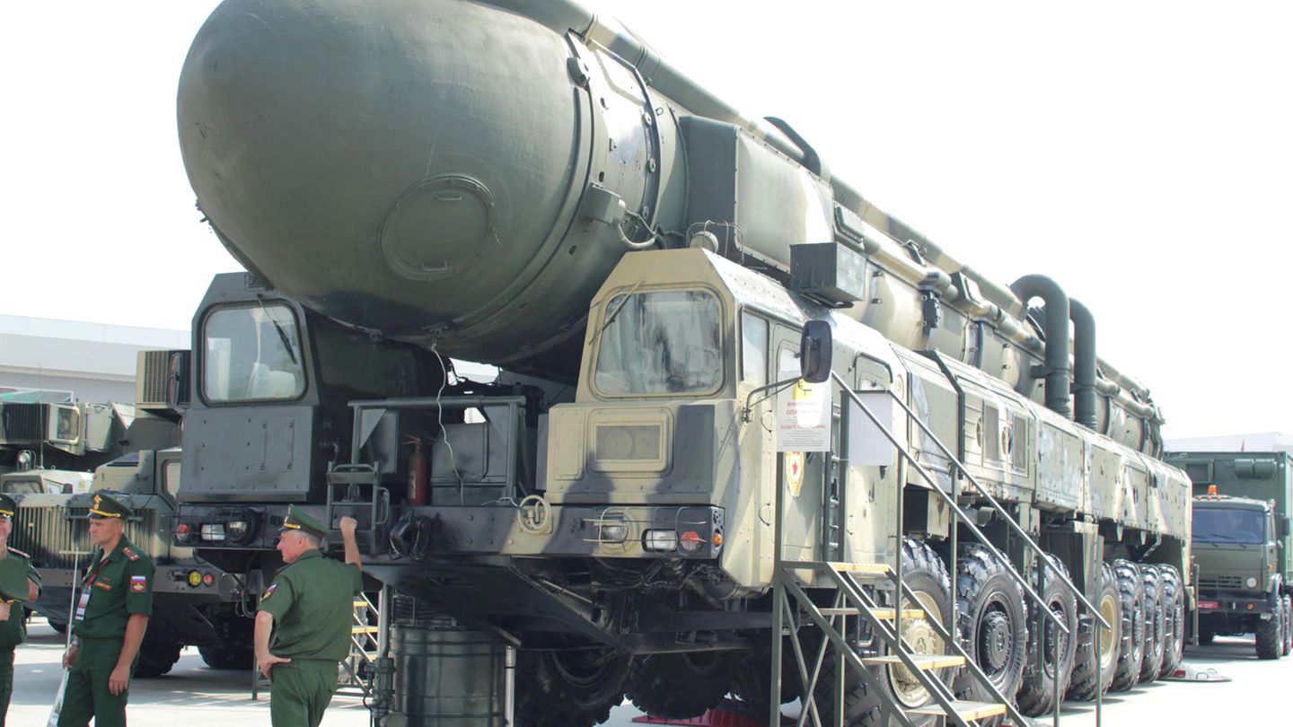 Eine mit Nuklearsprengköpfen bestückbare Interkontinentalrakete vom Typ Topol wird in Moskau auf einer Rüstungsmesse präsentiert. Das Geschoss soll in den kommenden Jahren die Interkontinentalrakete SS-25 ablösen.