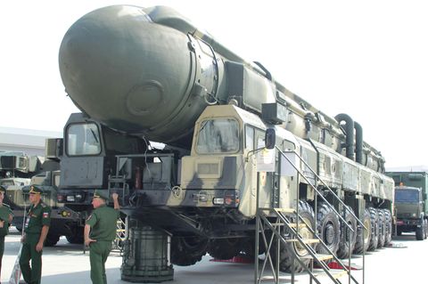 Eine mit Nuklearsprengköpfen bestückbare Interkontinentalrakete vom Typ Topol wird in Moskau auf einer Rüstungsmesse präsentiert. Das Geschoss soll in den kommenden Jahren die Interkontinentalrakete SS-25 ablösen.