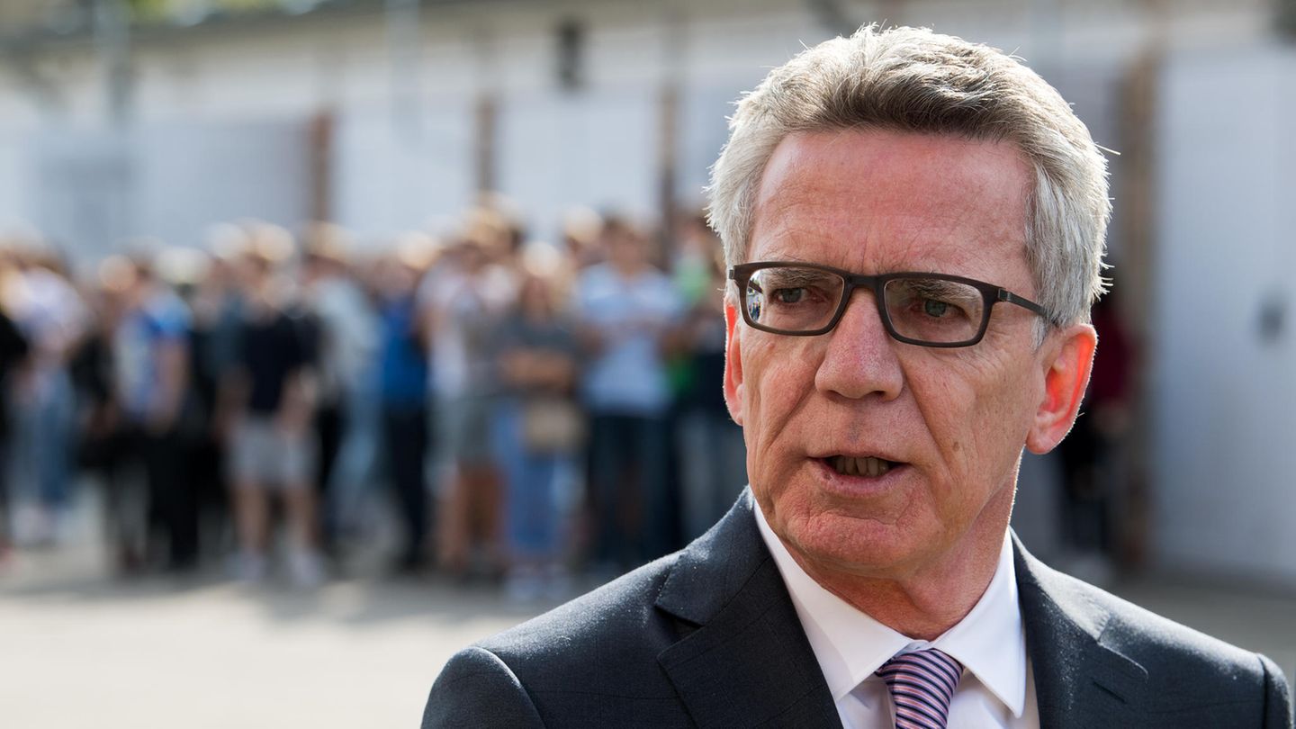 Bundesinnenminister Thomas de Maizière (CDU) will nach der Bundestagswahl die Leistungen für Flüchtlinge kürzen (Archivbild)