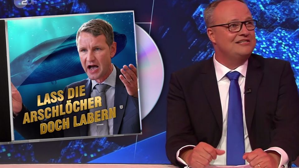 Oliver Welke holt in der ersten Sendung nach der Sommerpause zum großen Rundumschlag aus Oliver Welke holt in der ersten Sendung nach der Sommerpause zum großen Rundumschlag aus