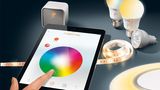 Osram Lightify      Die Antwort des Lampenherstellers Osram auf die Philips Hue ist das Lightyfy-System. Es wird ebenfalls über Wlan und ein Smart-Device gesteuert, ist jedoch etwas günstiger als das Philips-System. Interessant ist das Osram-Produkt für Hausbesitzer, die sich mit den Lightify-Außenleuten ihren Garten oder die Terrasse schick illuminieren können.