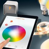Osram Lightify      Die Antwort des Lampenherstellers Osram auf die Philips Hue ist das Lightyfy-System. Es wird ebenfalls über Wlan und ein Smart-Device gesteuert, ist jedoch etwas günstiger als das Philips-System. Interessant ist das Osram-Produkt für Hausbesitzer, die sich mit den Lightify-Außenleuten ihren Garten oder die Terrasse schick illuminieren können.