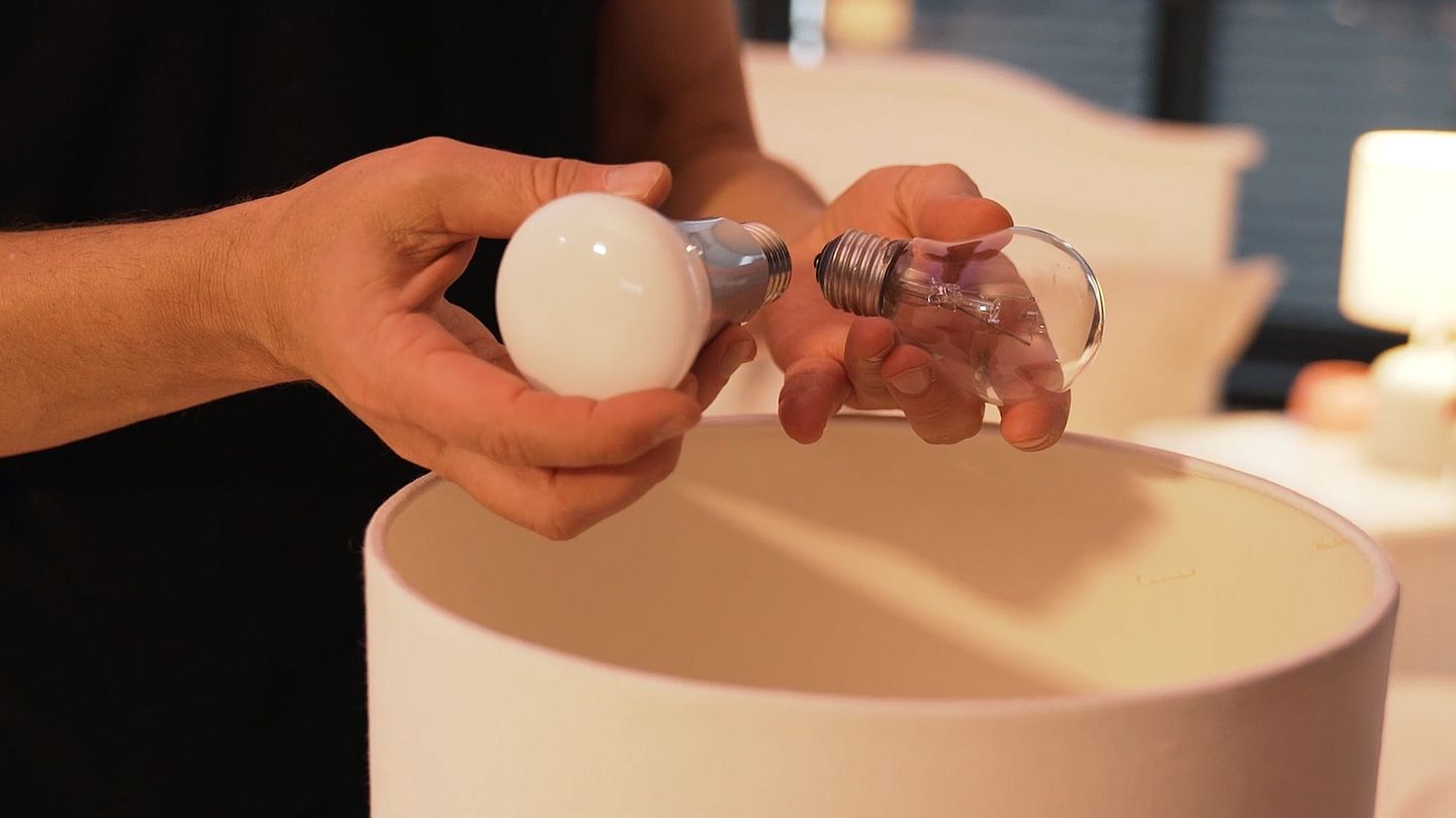 Hue, Tradfri, LukeRoberts: Da es die Philips Hue mit unterschiedlichen Gewinden gibt, lässt sich mit ihnen fast jede "dumme" Lampe in eine Smarte verwandeln. Alte Glühbirne raus, Neue rein - fertig. Die Hue wird mit einer App über Wlan gesteuert. Hier liegt dann auch der Nachteil der smarten Leuchtmittel: der Lichtschalter ist das Smartphone. Alltagstauglich ist das nicht. Zwar gibt es mittlerweile aus der Serie aus Lichtschalter, doch die kosten natürlich extra. Da es die Philips Hue mit unterschiedlichen Gewinden gibt, lässt sich mit ihnen fast jede "dumme" Lampe in eine Smarte verwandeln. Alte Glühbirne raus, Neue rein - fertig. Die Hue wird mit einer App über Wlan gesteuert. Hier liegt dann auch der Nachteil der smarten Leuchtmittel: der Lichtschalter ist das Smartphone. Alltagstauglich ist das nicht. Zwar gibt es mittlerweile aus der Serie aus Lichtschalter, doch die kosten natürlich extra.