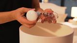 Da es die Philips Hue mit unterschiedlichen Gewinden gibt, lässt sich mit ihnen fast jede "dumme" Lampe in eine Smarte verwandeln. Alte Glühbirne raus, Neue rein - fertig. Die Hue wird mit einer App über Wlan gesteuert. Hier liegt dann auch der Nachteil der smarten Leuchtmittel: der Lichtschalter ist das Smartphone. Alltagstauglich ist das nicht. Zwar gibt es mittlerweile aus der Serie aus Lichtschalter, doch die kosten natürlich extra. 