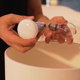 Da es die Philips Hue mit unterschiedlichen Gewinden gibt, lässt sich mit ihnen fast jede "dumme" Lampe in eine Smarte verwandeln. Alte Glühbirne raus, Neue rein - fertig. Die Hue wird mit einer App über Wlan gesteuert. Hier liegt dann auch der Nachteil der smarten Leuchtmittel: der Lichtschalter ist das Smartphone. Alltagstauglich ist das nicht. Zwar gibt es mittlerweile aus der Serie aus Lichtschalter, doch die kosten natürlich extra. 