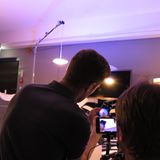 LukeRoberts Designer-Lampe  Die LukeRoberts-Lampe ist eine Deckenleuchte aus 316 einzelnen LED-Leuchten. Nach unten strahlt sie weiß mit bis zu 4200 Lumen nach oben in allen gewünschten Farben. Der Clou: Mit einer App kann die Lichtintensität gemalt werden: Je stärker man mit dem Finger in eine Richtung streicht, desto heller wird dort das Licht. Die Lampe dürfte die erste smarte Designer-Lampe sein. Nackt sieht sie aus wie eine fliegende Untertasse. Ein wenig zu schlicht, fand auch das Gründer-Duo Robert Kopka (im Bild links) und Lukas Pilat. So gibt es die Untertasse bereits als Herzstück in einer Reihe von edlen Decken-, Boden- und Stehlampen. LukeRoberts ist aus einem Kickstarter-Projekt hervorgegangenen. Im November 2017 kommt die Lampe auf den Markt.