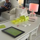 Lichtschalter Logitech Pop  Diese Lichtschalter sehen nach nicht viel aus, machen aber smarte Lampen im Handumdrehen erst wirklich nutzbar.  Der Logitech Pop verbindet sich mit dem Hue-System, speichert Farbprofile ab und schaltet diese dann mit einem simplen Schalterklick ein und aus. Bohren ist nicht notwendig, der Pop ist federleicht und haftet mit doppelseitigem Klebeband an jeder gewünschten Stelle. Das ist deutlich praktischer als die Bedienung über ein Smartphone. Der Pop kann aber auch noch weitere Systeme einbinden und zum Beispiel als zentraler Lichtschalter für das ganze Haus dienen oder alle Steckdosen im haus abschalten - sofern diese denn ebenfalls am Wlan hängen.