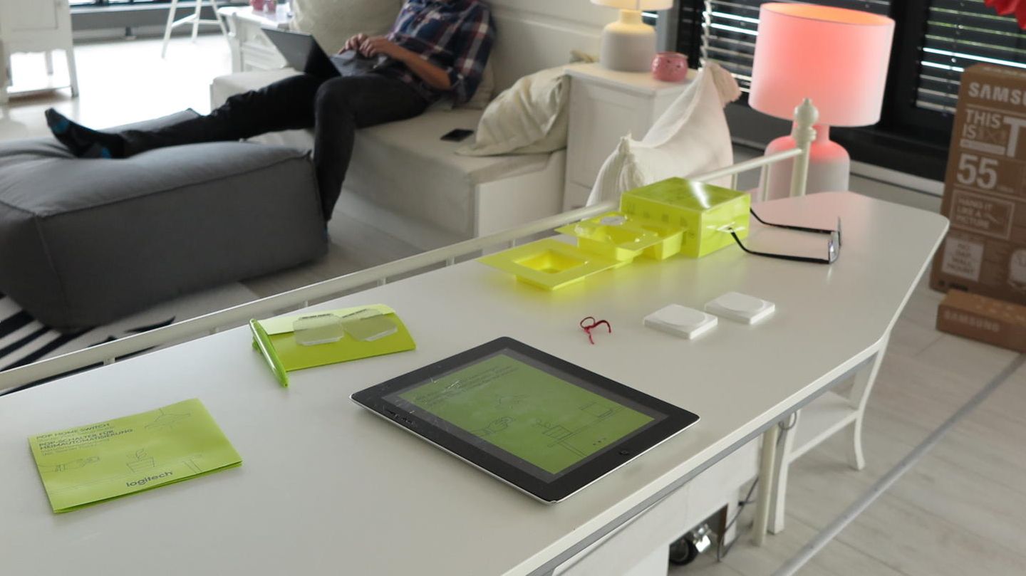Hue, Tradfri, LukeRoberts: Lichtschalter Logitech Pop Diese Lichtschalter sehen nach nicht viel aus, machen aber smarte Lampen im Handumdrehen erst wirklich nutzbar. Der Logitech Pop verbindet sich mit dem Hue-System, speichert Farbprofile ab und schaltet diese dann mit einem simplen Schalterklick ein und aus. Bohren ist nicht notwendig, der Pop ist federleicht und haftet mit doppelseitigem Klebeband an jeder gewünschten Stelle. Das ist deutlich praktischer als die Bedienung über ein Smartphone. Der Pop kann aber auch noch weitere Systeme einbinden und zum Beispiel als zentraler Lichtschalter für das ganze Haus dienen oder alle Steckdosen im haus abschalten - sofern diese denn ebenfalls am Wlan hängen. Lichtschalter Logitech Pop Diese Lichtschalter sehen nach nicht viel aus, machen aber smarte Lampen im Handumdrehen erst wirklich nutzbar. Der Logitech Pop verbindet sich mit dem Hue-System, speichert Farbprofile ab und schaltet diese dann mit einem simplen Schalterklick ein und aus. Bohren ist nicht notwendig, der Pop ist federleicht und haftet mit doppelseitigem Klebeband an jeder gewünschten Stelle. Das ist deutlich praktischer als die Bedienung über ein Smartphone. Der Pop kann aber auch noch weitere Systeme einbinden und zum Beispiel als zentraler Lichtschalter für das ganze Haus dienen oder alle Steckdosen im haus abschalten - sofern diese denn ebenfalls am Wlan hängen.