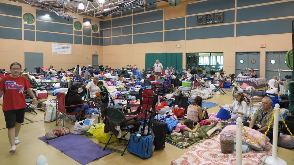 Wie hier in Palm Beach richteten die Behörden Notunterkünfte ein Wie hier in Palm Beach richteten die Behörden Notunterkünfte ein
