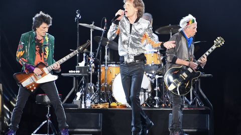 Die Rolling Stones, Ron Wood (links nach rechts), Mick Jagger, Charlie Watts (verdeckt) und Keith Richards stehen im Stadtpark in Hamburg beim Start der Rolling Stones-Europatour "Stones - No Filter" auf der Bühne.