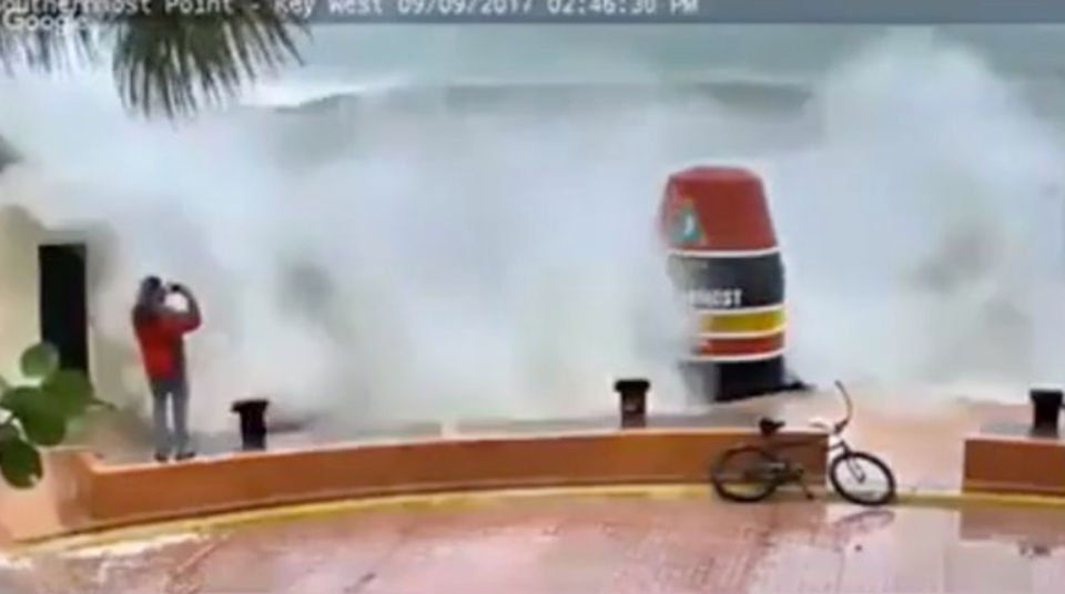 Hurrikan "Irma": Evakuierung? Mann filmt Sturm in Florida und wird von Riesenwelle erfasst