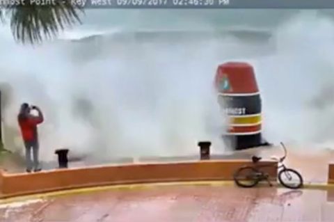 Hurrikan "Irma": Evakuierung? Mann filmt Sturm in Florida und wird von Riesenwelle erfasst