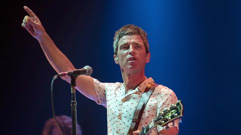 Noel Gallagher ist mit seiner Band High Flying Birds beim Benefiz-Konzert in Manchester aufgetreten. Beim Oasis-Hit "Don't look back in anger" kamen ihm die Tränen.