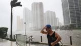 Auf den Straßen Miamis sind nur noch vereinzelt Menschen anzutreffen: Dieser Mann hat sich den Sturmböen zum Trotz nach draußen gewagt - um ein Foto der überfluteten Stadt zu schießen. Ein gefährliches Unterfangen.
