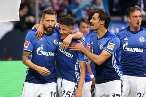 Guido Burgstaller (l.) wurde erst zur Halbzeit eingewechselt, traf aber wenige Minuten später zum 3:1 für den FC Schalke 04