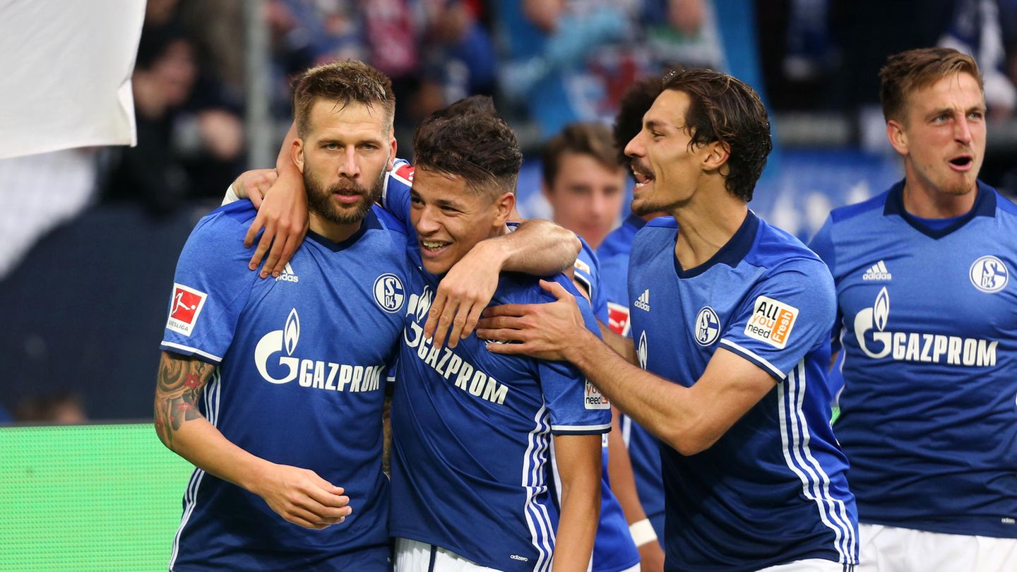 Guido Burgstaller (l.) wurde erst zur Halbzeit eingewechselt, traf aber wenige Minuten später zum 3:1 für den FC Schalke 04