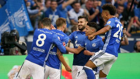 Leon Goretzka vom FC Schalke 04 umklammert den Torschützen Guido Burgstaller von hinten, drei weiter Schalker stürmen auf ihn zu