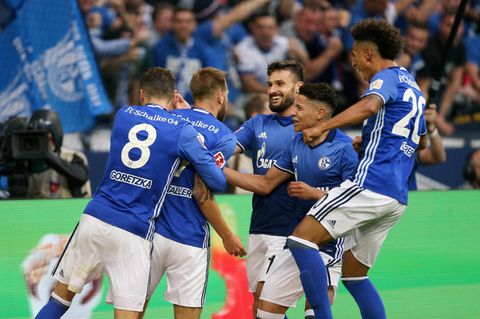 Leon Goretzka vom FC Schalke 04 umklammert den Torschützen Guido Burgstaller von hinten, drei weiter Schalker stürmen auf ihn zu