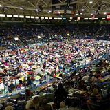 Zahlreiche Menschen haben in Estero, Florida vor dem Eintreffen von Hurrikan "Irma" Zuflucht in der Notunterkunft, der Germain Arena gefunden. Rund 6,3 Millionen Menschen wurden aufgefordert, ihre Häuser zu verlassen und sich vor dem Sturm in Sicherheit zu bringen. Das entspricht rund 30 Prozent der Bevölkerung des Bundesstaates.
