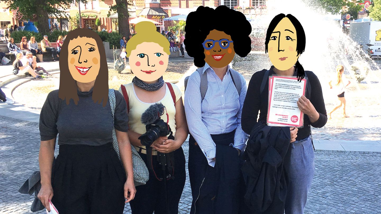 Vier Frauen mit Gesichtern hinter illustrierten Masken
