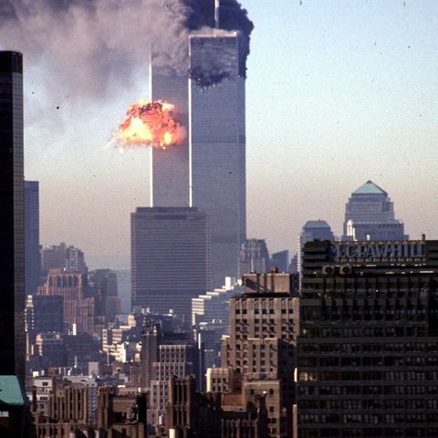 Die schrecklichen Momente am Morgen des 11. September 2001 in New York City: Ein Turm des World Trade Center stürzt ein