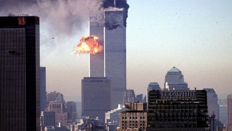 Die schrecklichen Momente am Morgen des 11. September 2001 in New York City: Ein Turm des World Trade Center stürzt ein