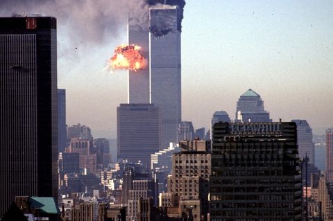 Die schrecklichen Momente am Morgen des 11. September 2001 in New York City: Ein Turm des World Trade Center stürzt ein